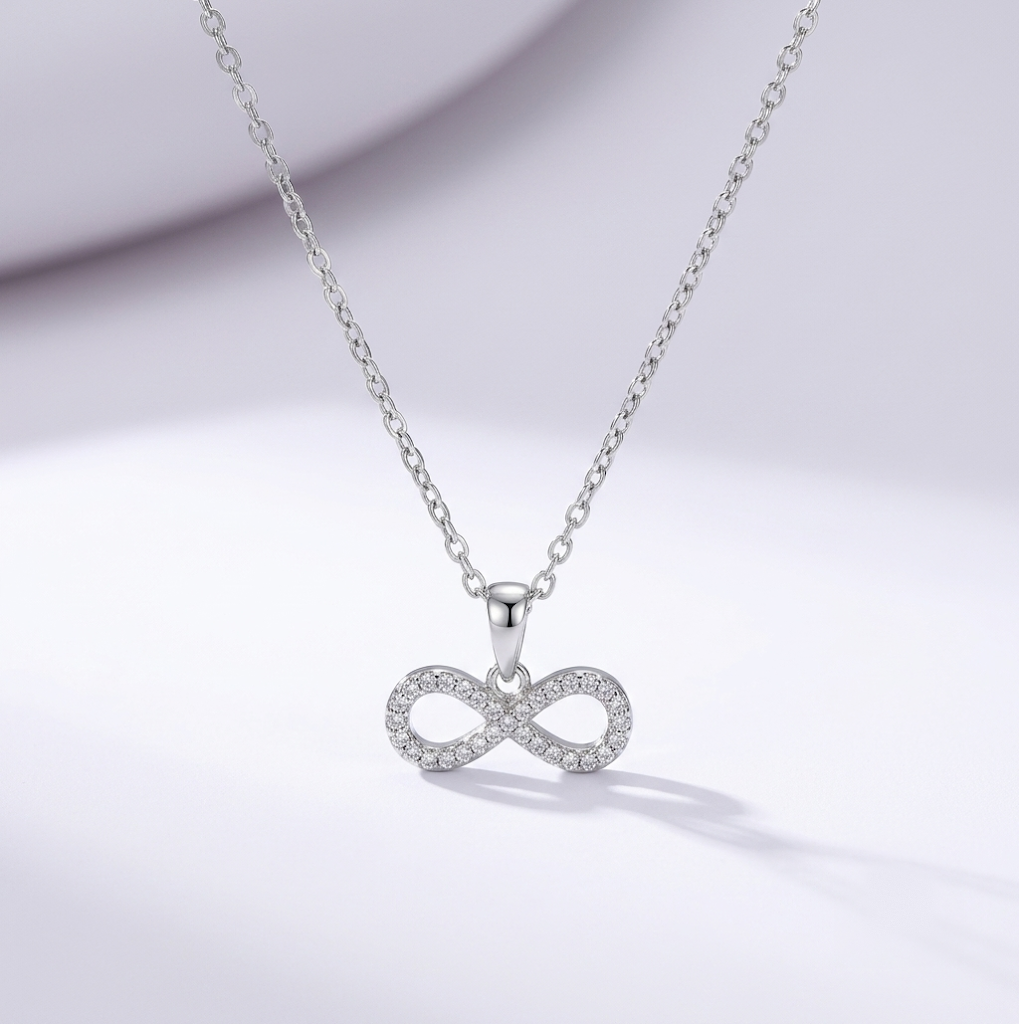 Förevigt Halsband — evighetssymbol kantad av gnistrande stenar, silver