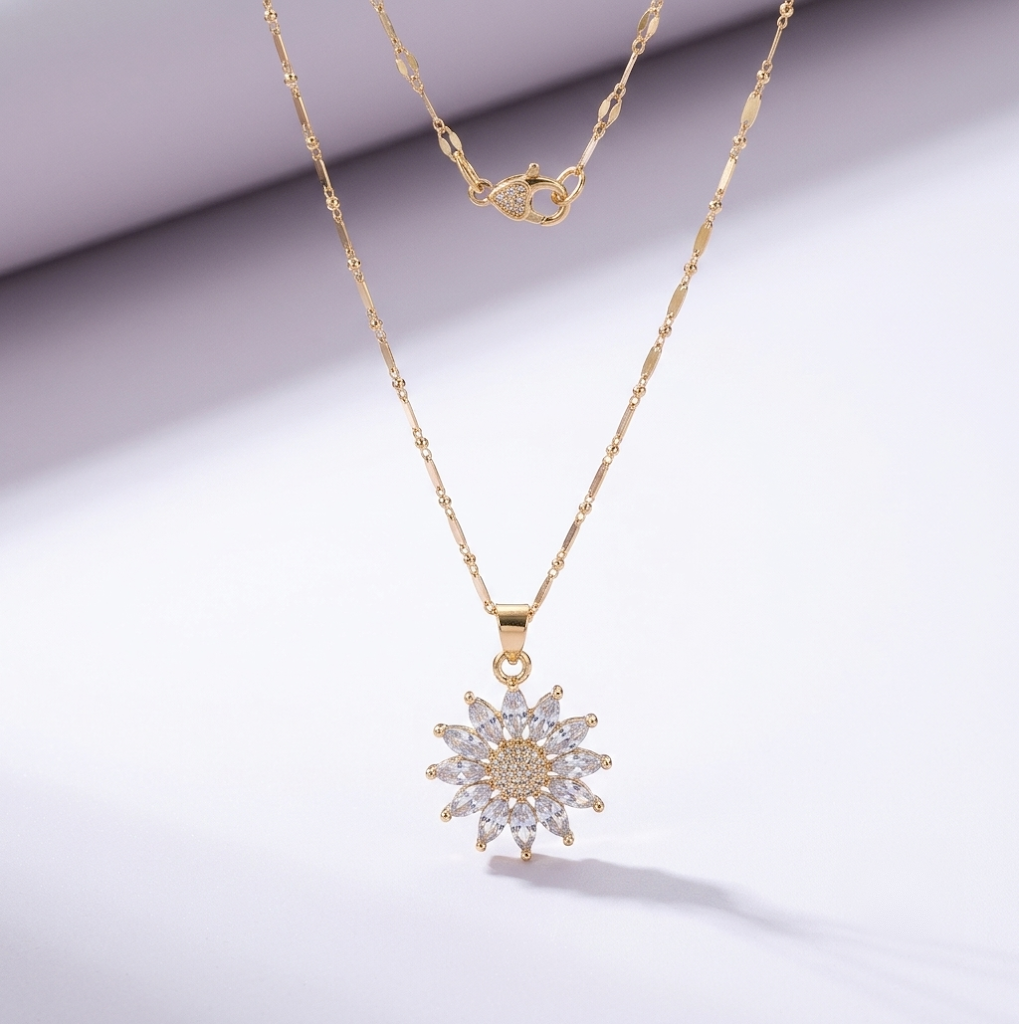 Sol di Fleur — halsband med solros av gnistrande stenar på guldfärgad kedja
