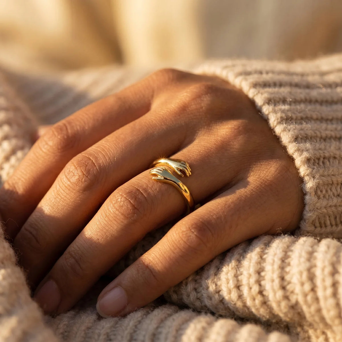 Kram-ringen i guld på hand