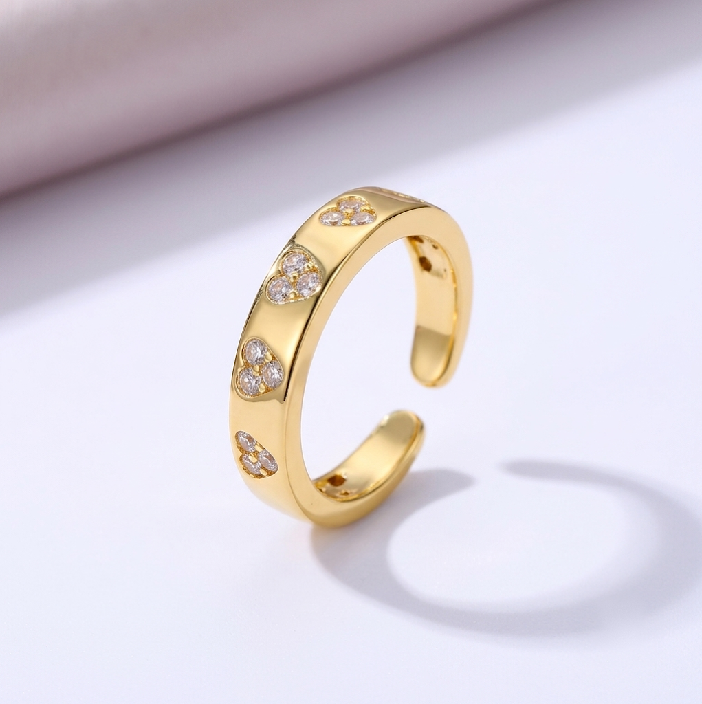 Amore Ring — justerbar guldring med gnistrande hjärtan av små stenar