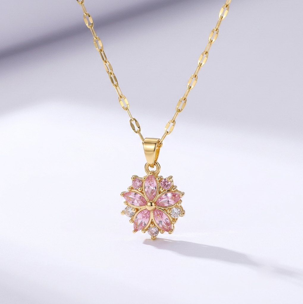 Cherry Fleur — halsband med körsbärsblomma av rosa gnistrande stenar på guldfärgad kedja