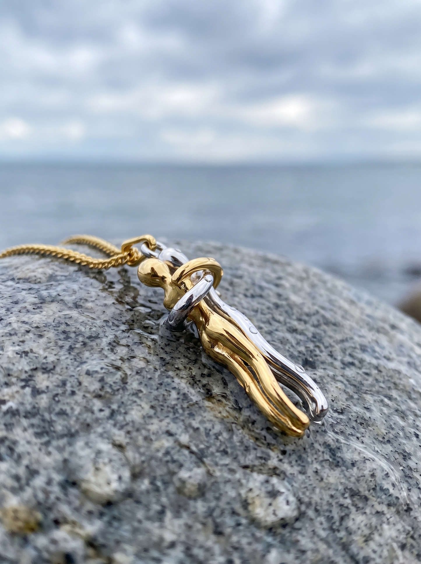Famn-halsbandet på klippa vid havet — tål vatten och vardag