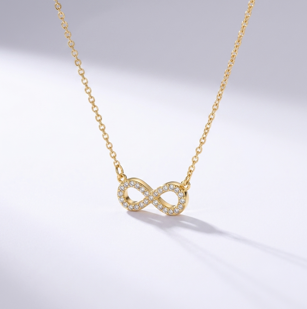 Förevigt Halsband — evighetssymbol kantad av gnistrande stenar, guld