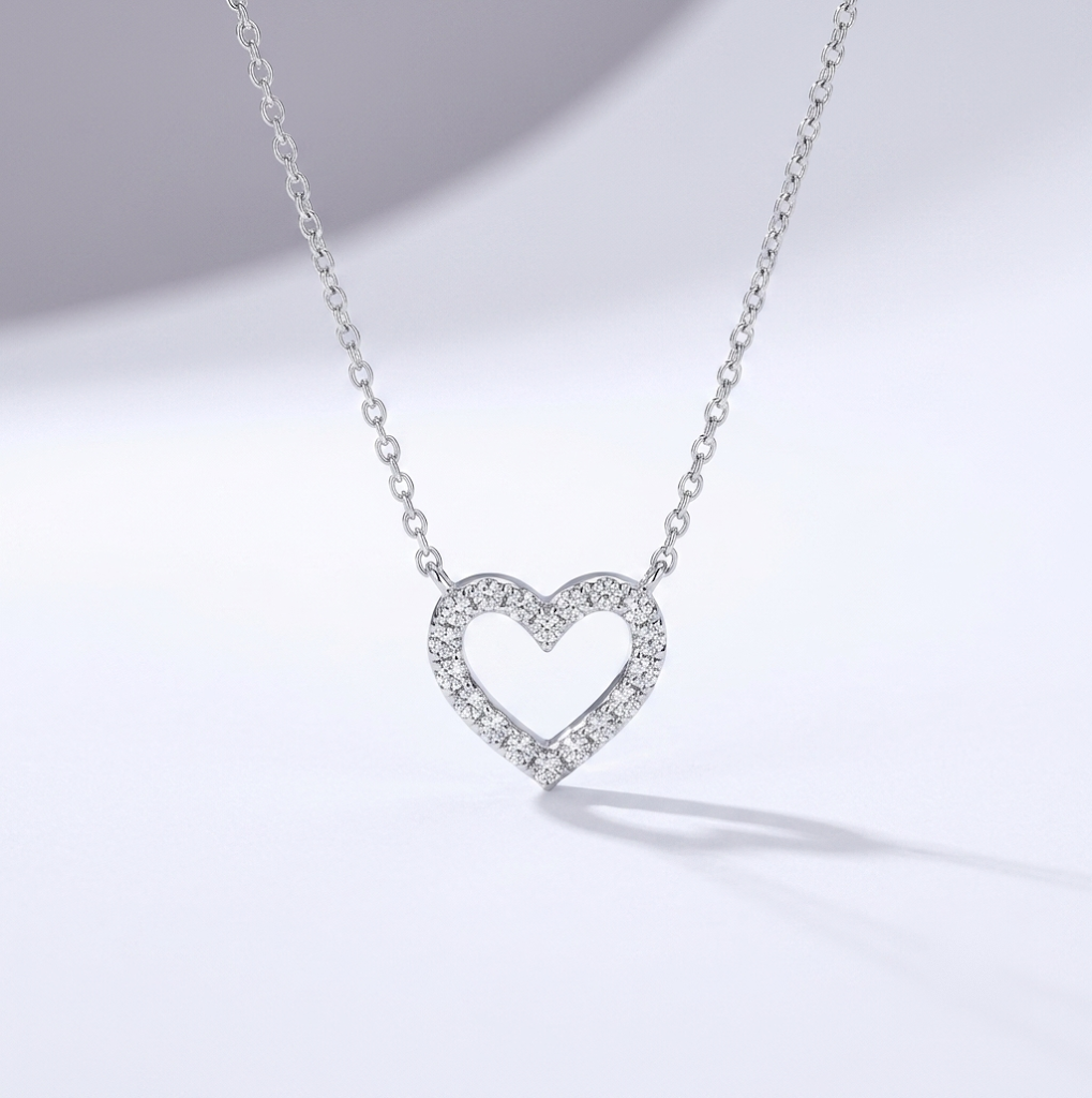 Pavé Heart — halsband med öppet hjärta kantat av gnistrande stenar, silver