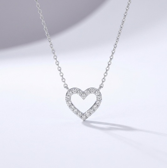 Pavé Heart — halsband med öppet hjärta kantat av gnistrande stenar, silver