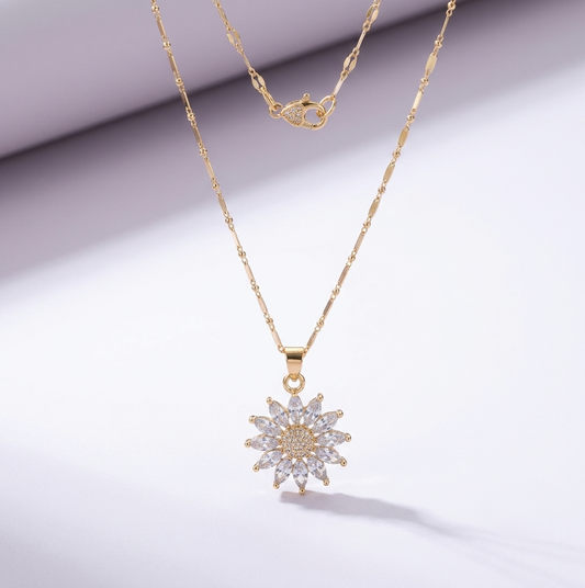 Sol di Fleur — halsband med solros av gnistrande stenar på guldfärgad kedja
