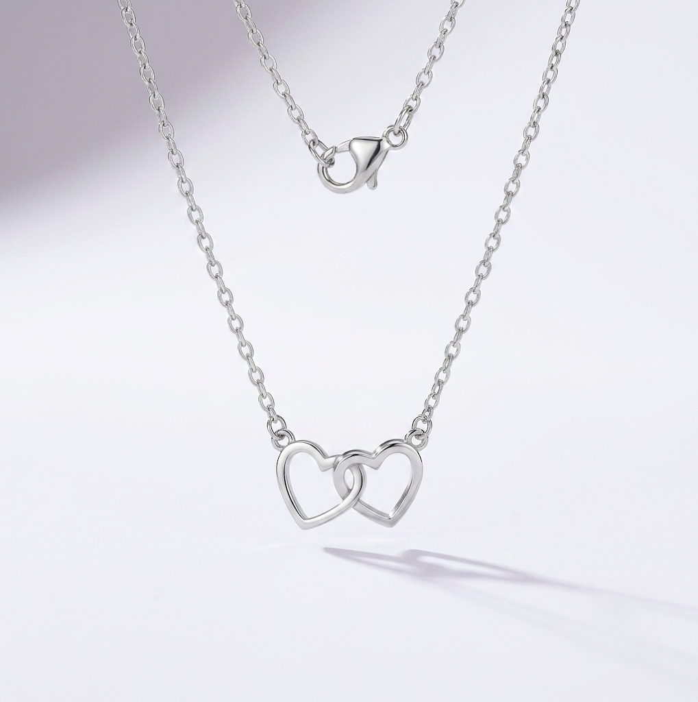 Unity — halsband med två sammanflätade hjärtan i silver