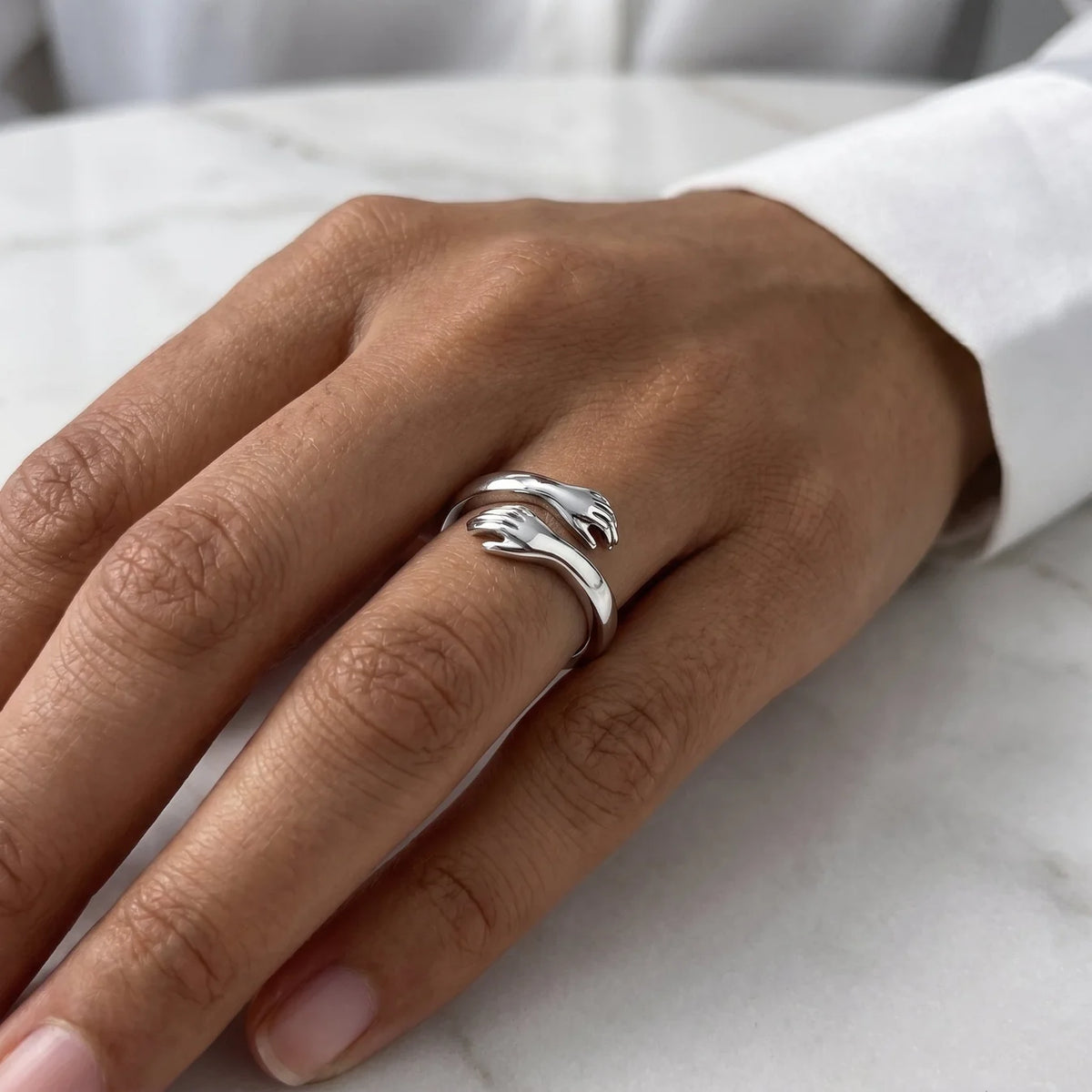 Kram-ringen i silver på hand